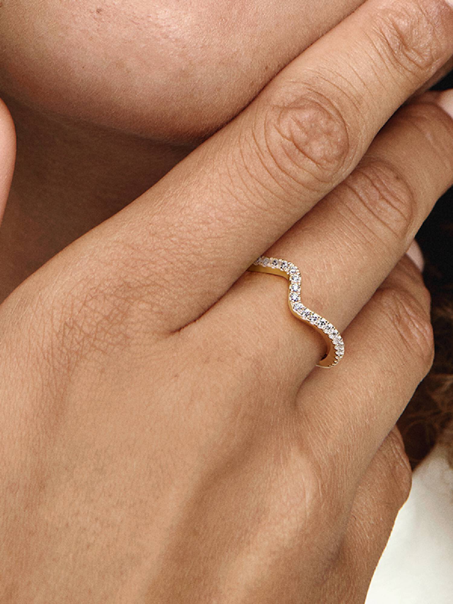 Λαμπερό κυματιστό δαχτυλίδι