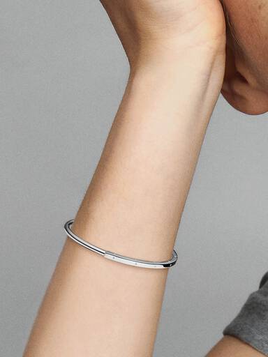 Ανοιχτό βραχιόλι-χειροπέδα Pandora Signature I-D