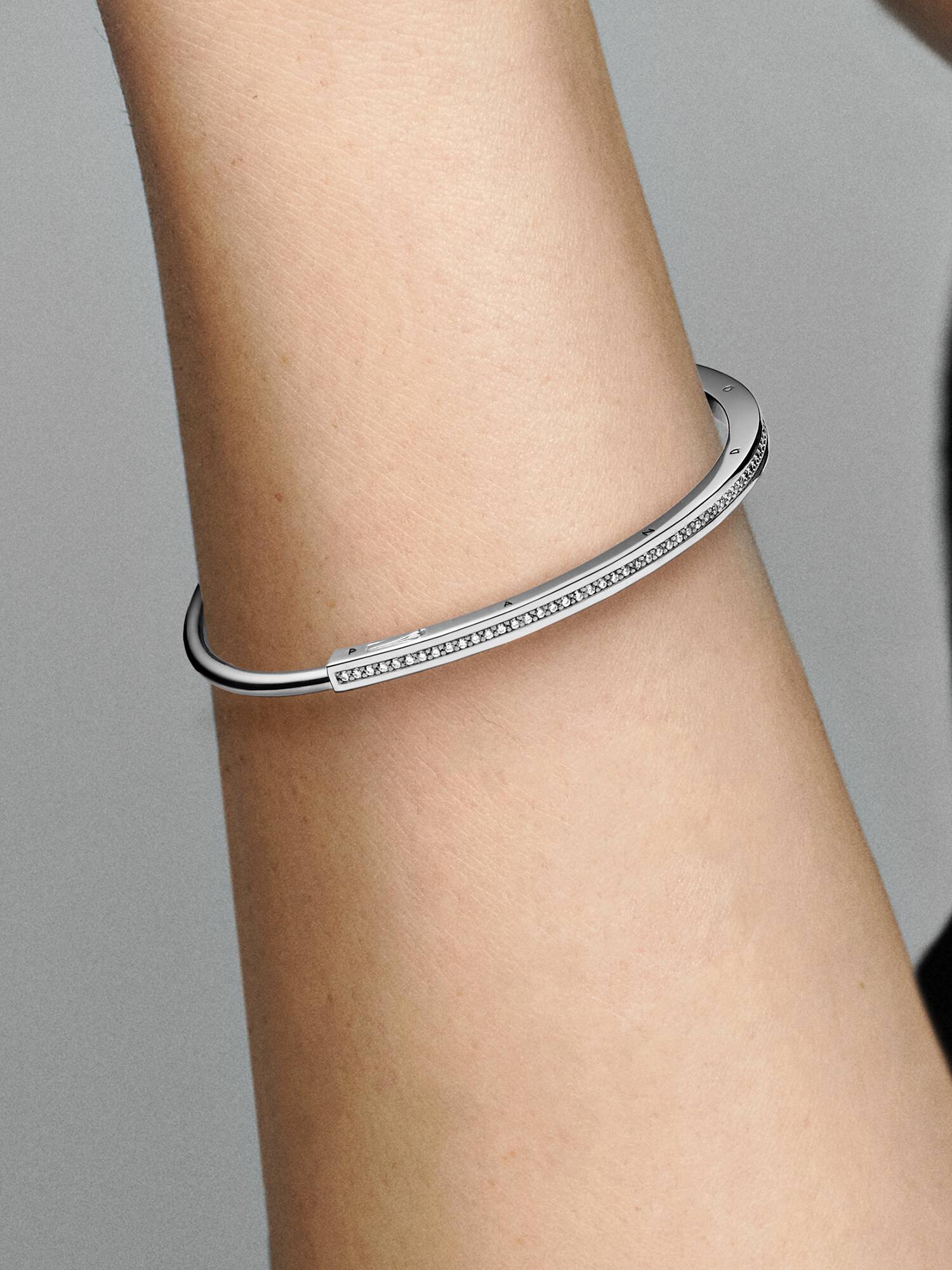 Βραχιόλι βέργα Pandora Signature I-D με pavé