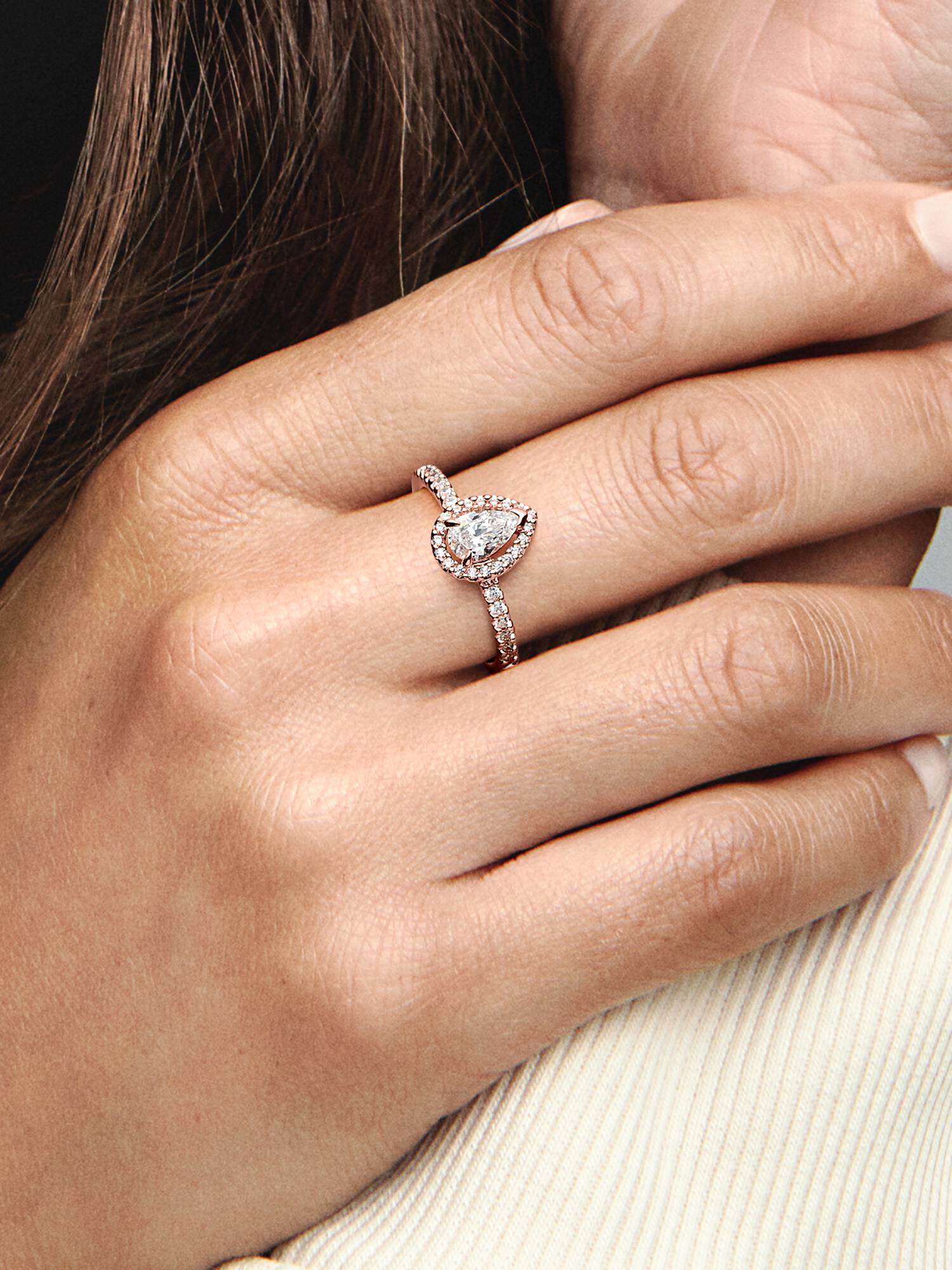 Αστραφτερό Δαχτυλίδι με Πέτρα σε Σχήμα Σταγόνας με Pavé Περίγραμμα